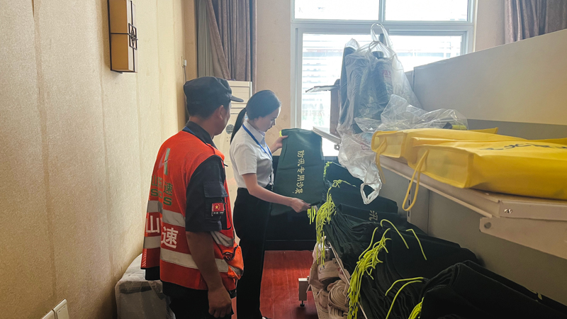 1695119386349057264.jpeg 图5:山东高速四川发展公司组织检查防汛物资储备情况.jpeg